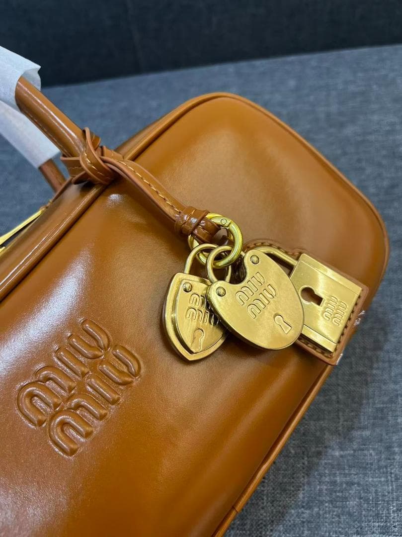 mIu MiUオレンジレザー ボックス型バッグ fr