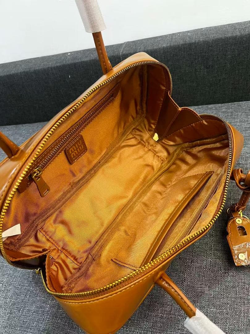 mIu MiUオレンジレザー ボックス型バッグ fr