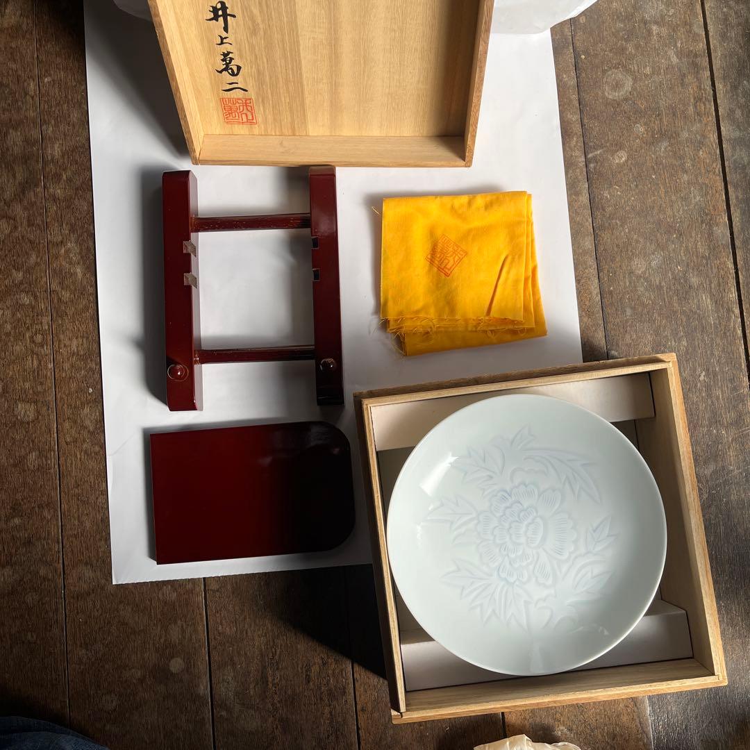 井上萬二作 白磁 染牡丹彫文 皿 食器