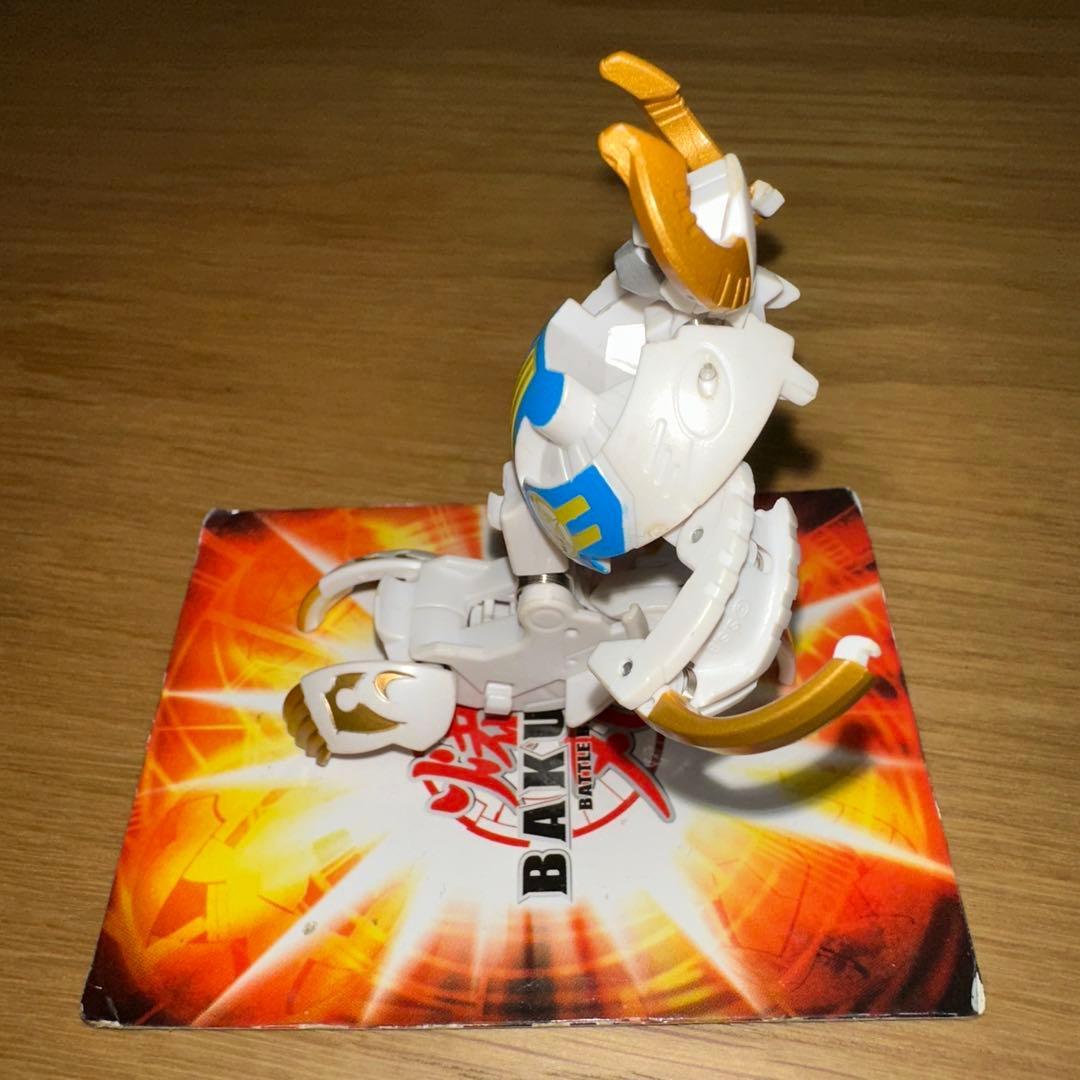 爆丸　巨タウレス　白　レアカラー