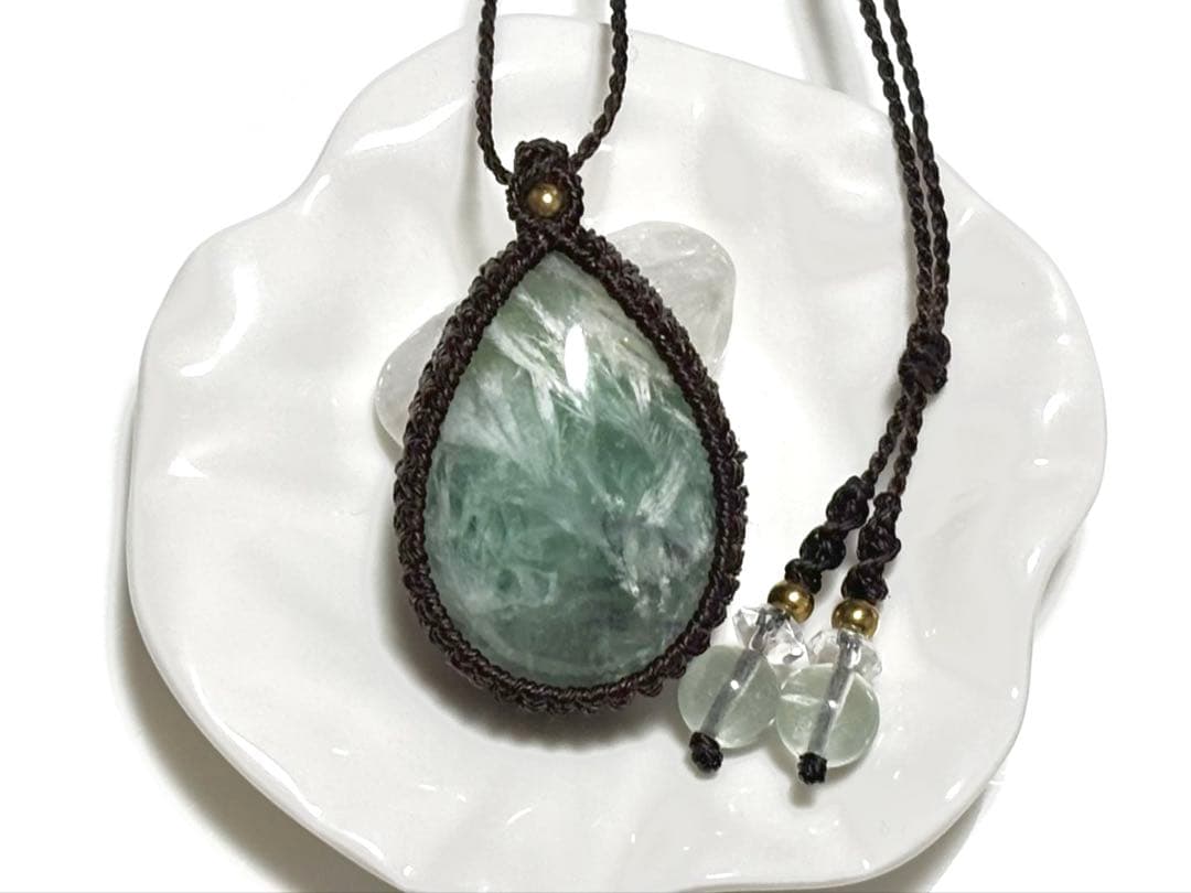 【専用】エンジェルフェザーフローライト マクラメ　ペンダント　ネックレス　大きめ