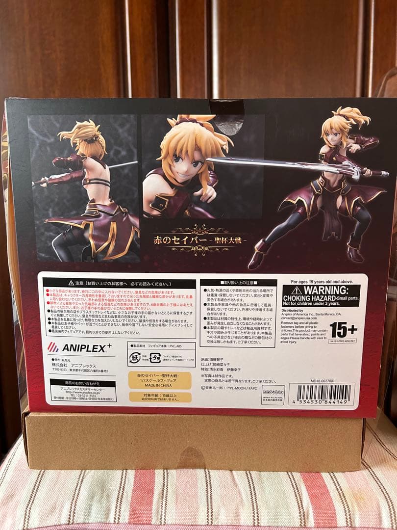 赤のセイバー スタチュー ANIPLEX