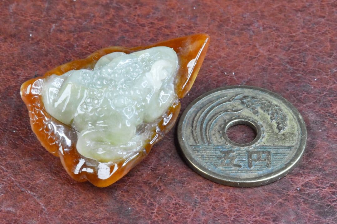 ミャンマー産 茶白翡翠カエルカービング