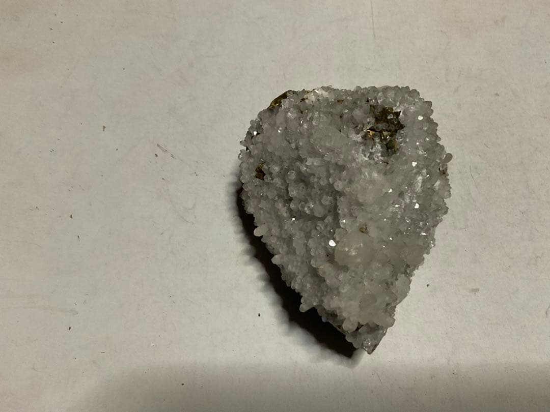 鉱石／水晶とパイライト鉱石混合の石。【置物に、まるで金のような鉱石でございます】