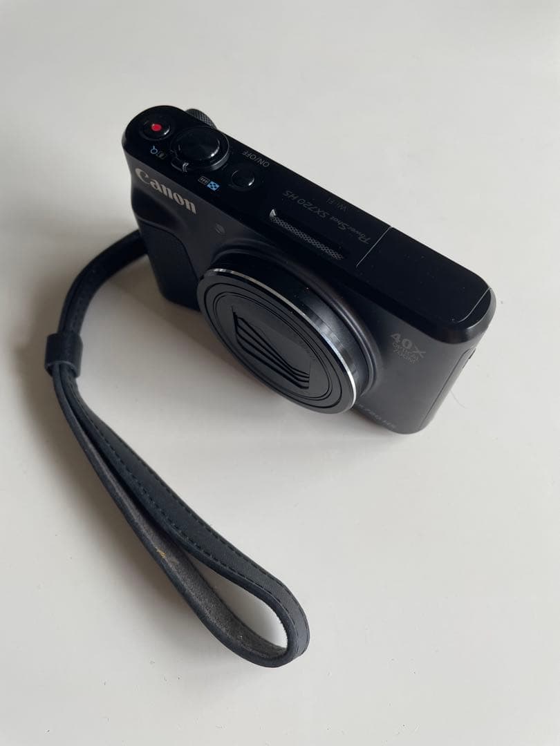 Canon PowerShot SX720 HS 本体と付属品