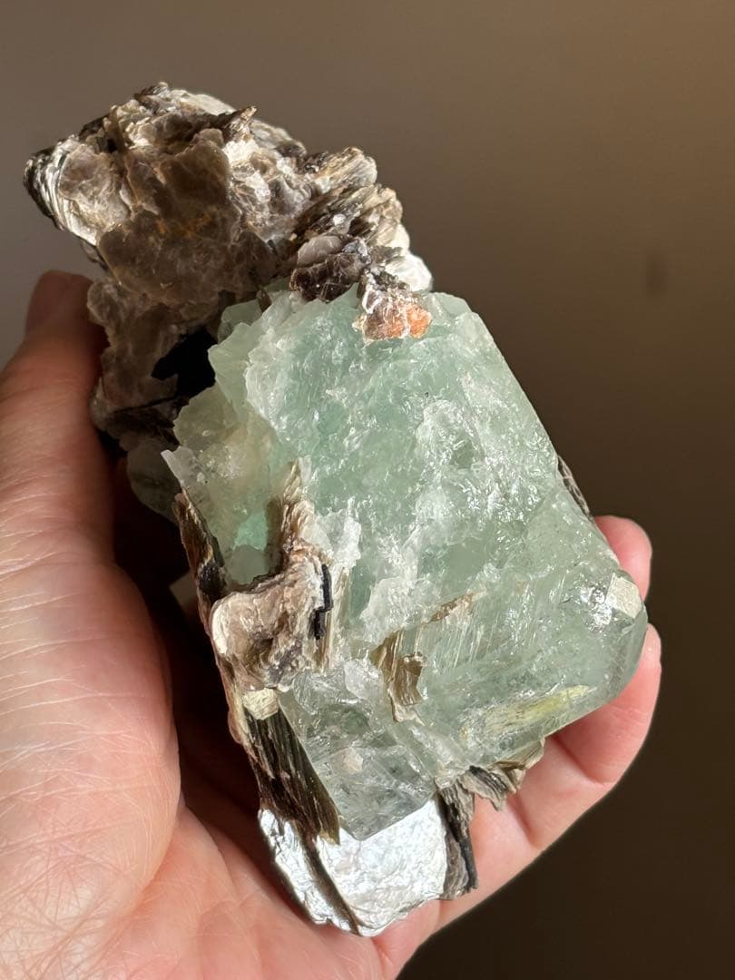 アクアマリン　モスコバイト　トルマリン　マイカ共生　クラスター　588g