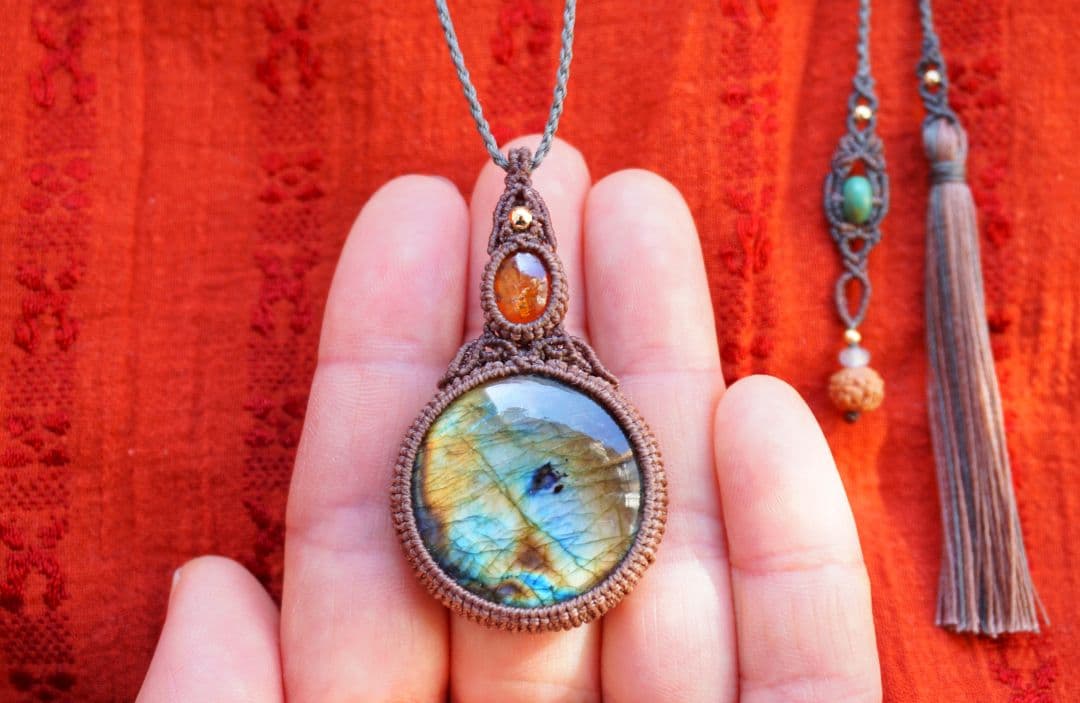 マルチカラーラブラドライト　オレンジカイヤナイト　マクラメ　ネックレス