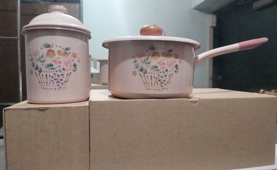 マニーのプロヴァンスのホーロー製 ミルクパンとキャニスターのセット