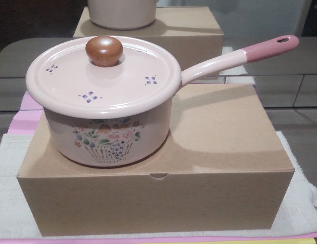 マニーのプロヴァンスのホーロー製 ミルクパンとキャニスターのセット