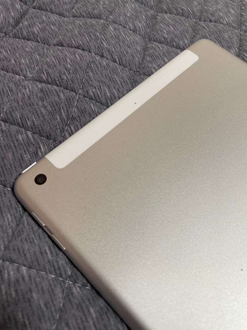 美品Apple iPad 第5世代 32GB タブレット MP1L2J/A au