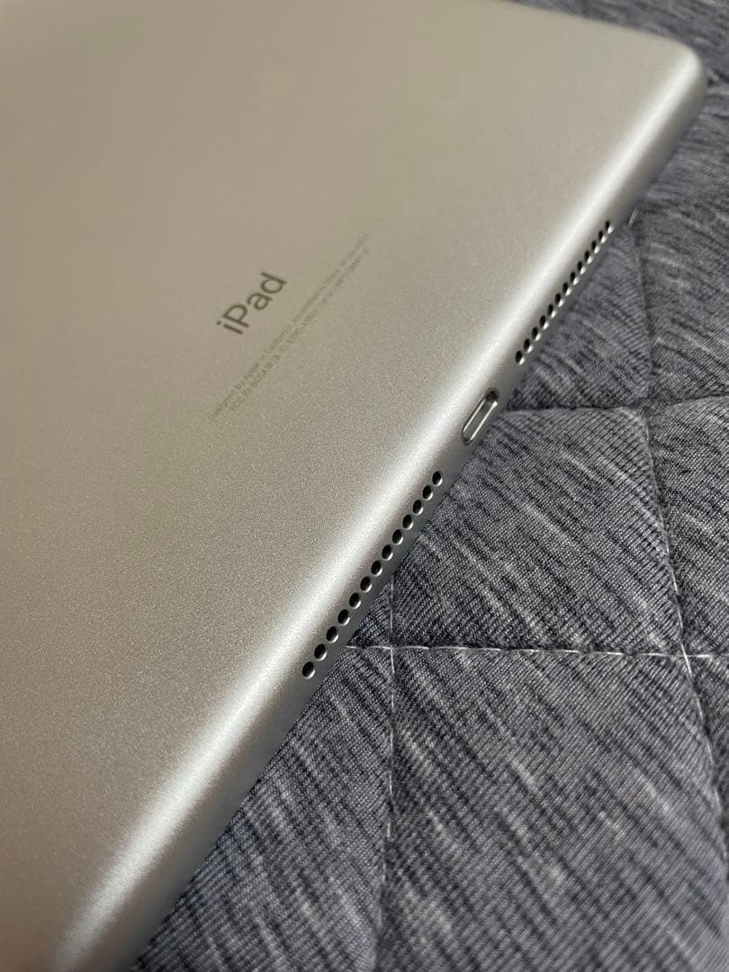 美品Apple iPad 第5世代 32GB タブレット MP1L2J/A au