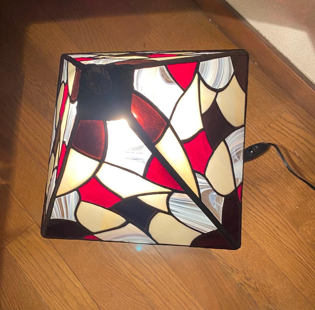 ステンドグラスの鏡とランプ