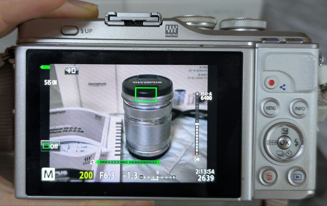OLYMPUS PEN E-PL10 ホワイト　ダブルズーム＆単焦点レンズ