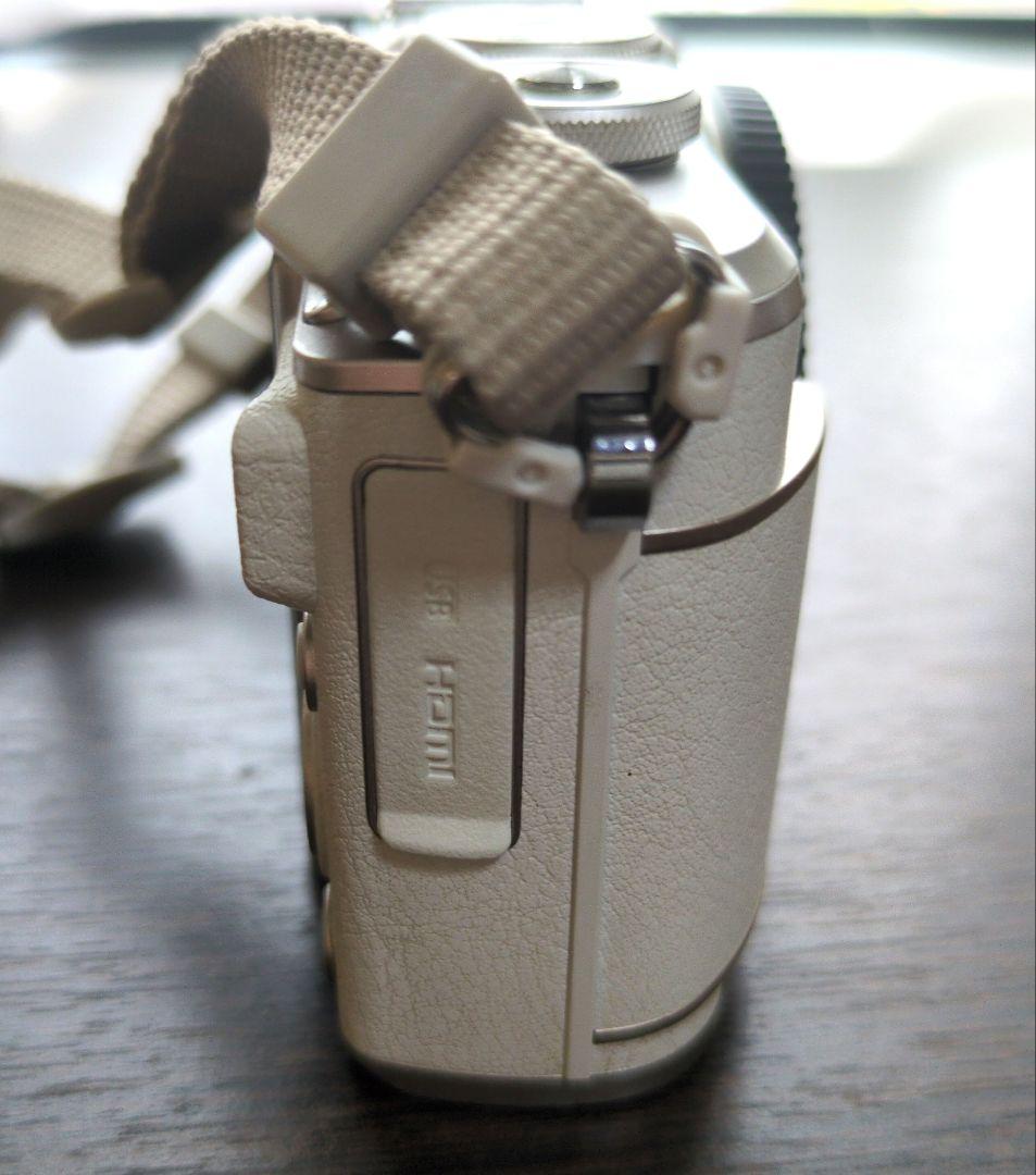 OLYMPUS PEN E-PL10 ホワイト　ダブルズーム＆単焦点レンズ
