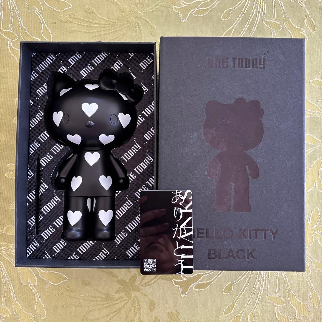 HELLO KITTY BLACK フィギュア　新品