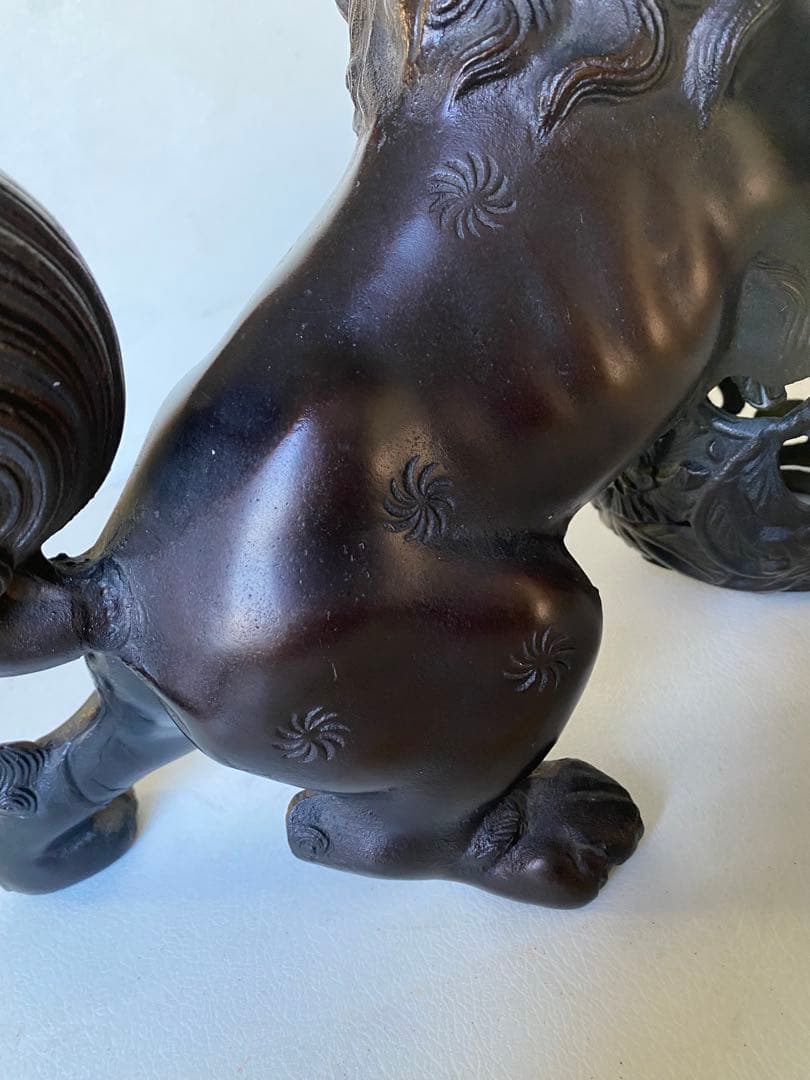 玉乗りシーサー　狛犬　獅子　置物　金属製　魔除け　縁起物　邪気祓い