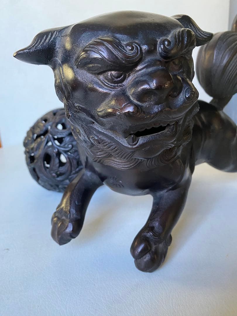 玉乗りシーサー　狛犬　獅子　置物　金属製　魔除け　縁起物　邪気祓い