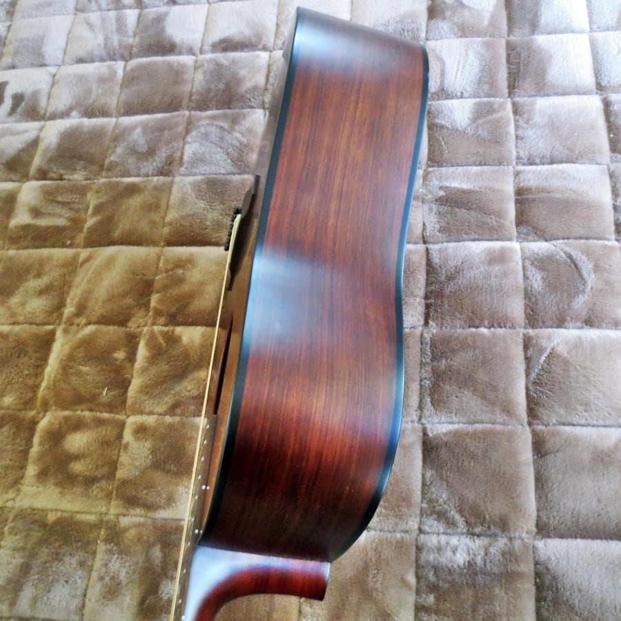 K.Yairi　弦高低く弾きやすいトップ単板のアコギ