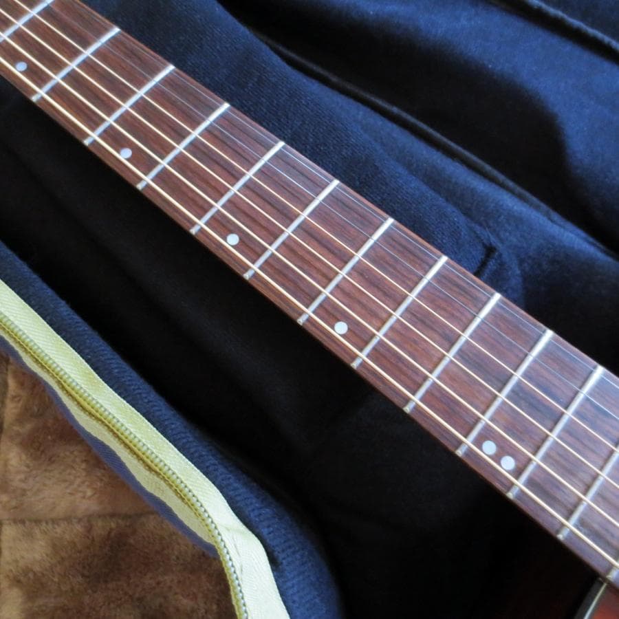 K.Yairi　弦高低く弾きやすいトップ単板のアコギ