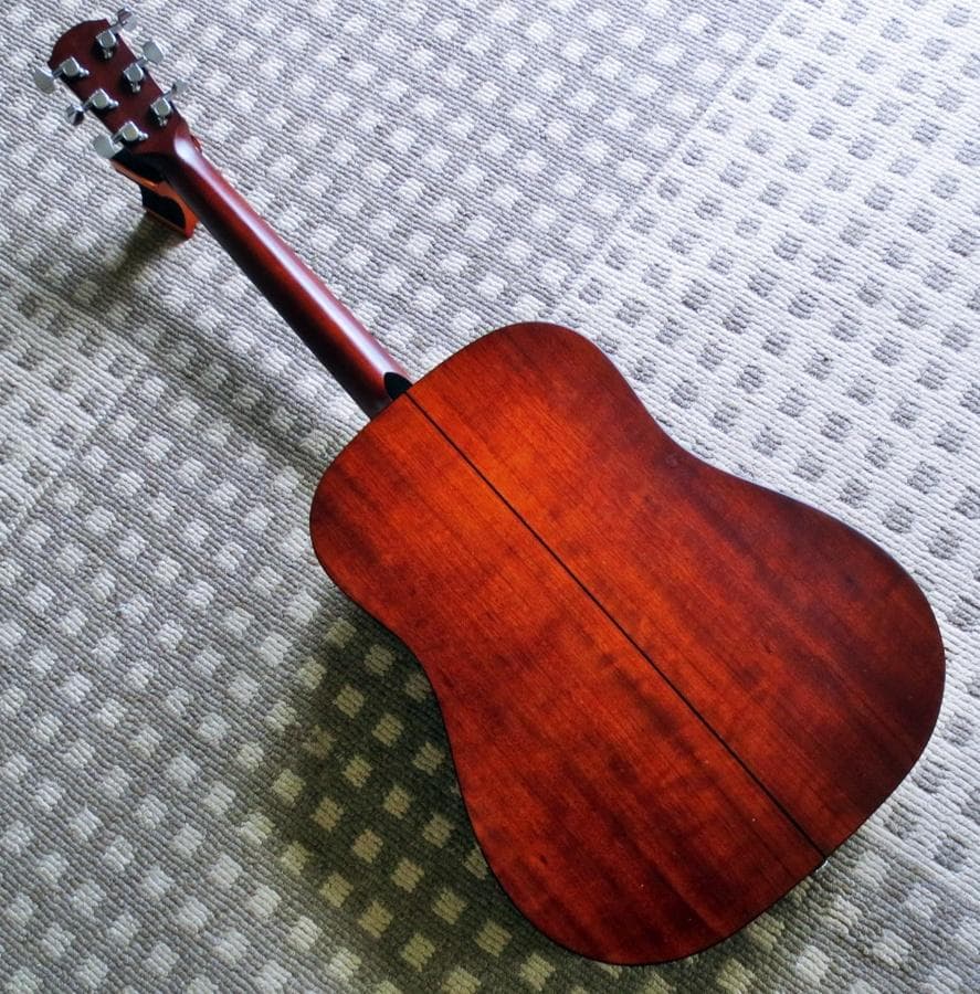K.Yairi　弦高低く弾きやすいトップ単板のアコギ