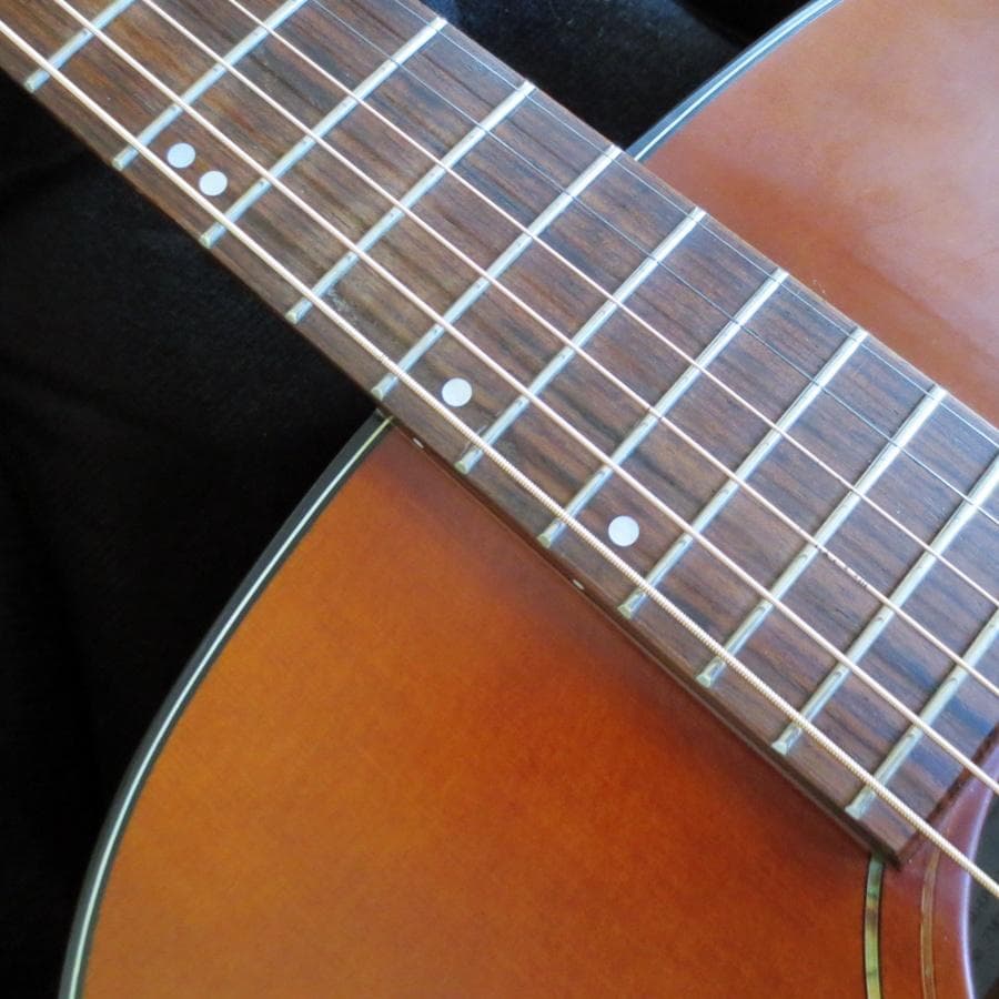 K.Yairi　弦高低く弾きやすいトップ単板のアコギ