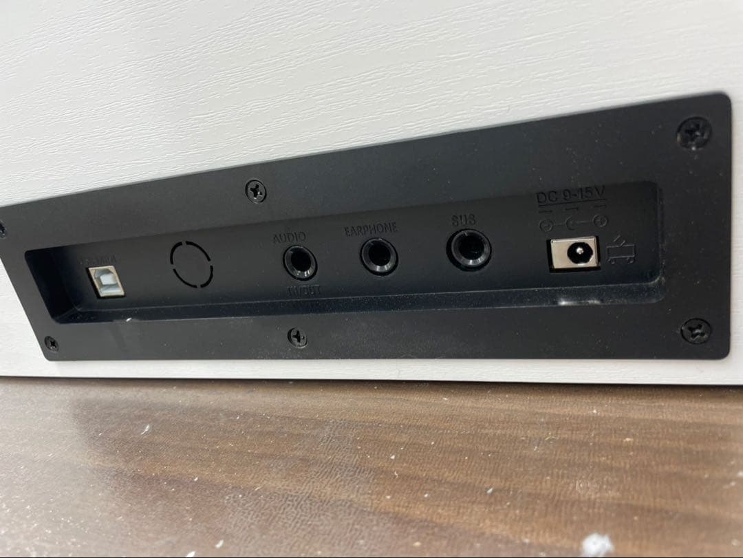 電子ピアノ88鍵盤　ハンマーアクション鍵盤　３本ペダル　ホワイト