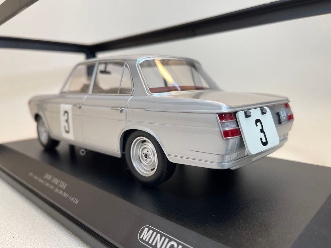 ミニチャンプス社製 1/18  1800 TiSA