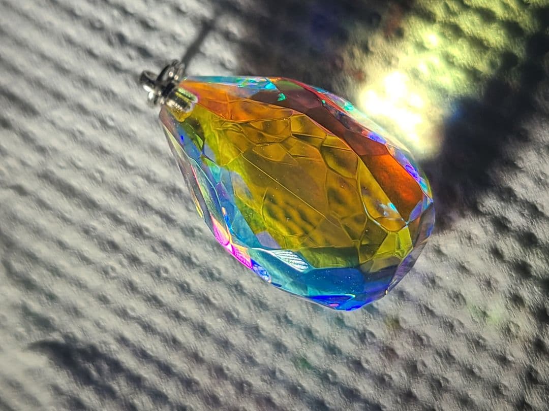 モナジー工房 虹の結晶 ビビッド涙型ラフカット ペンダントトップ