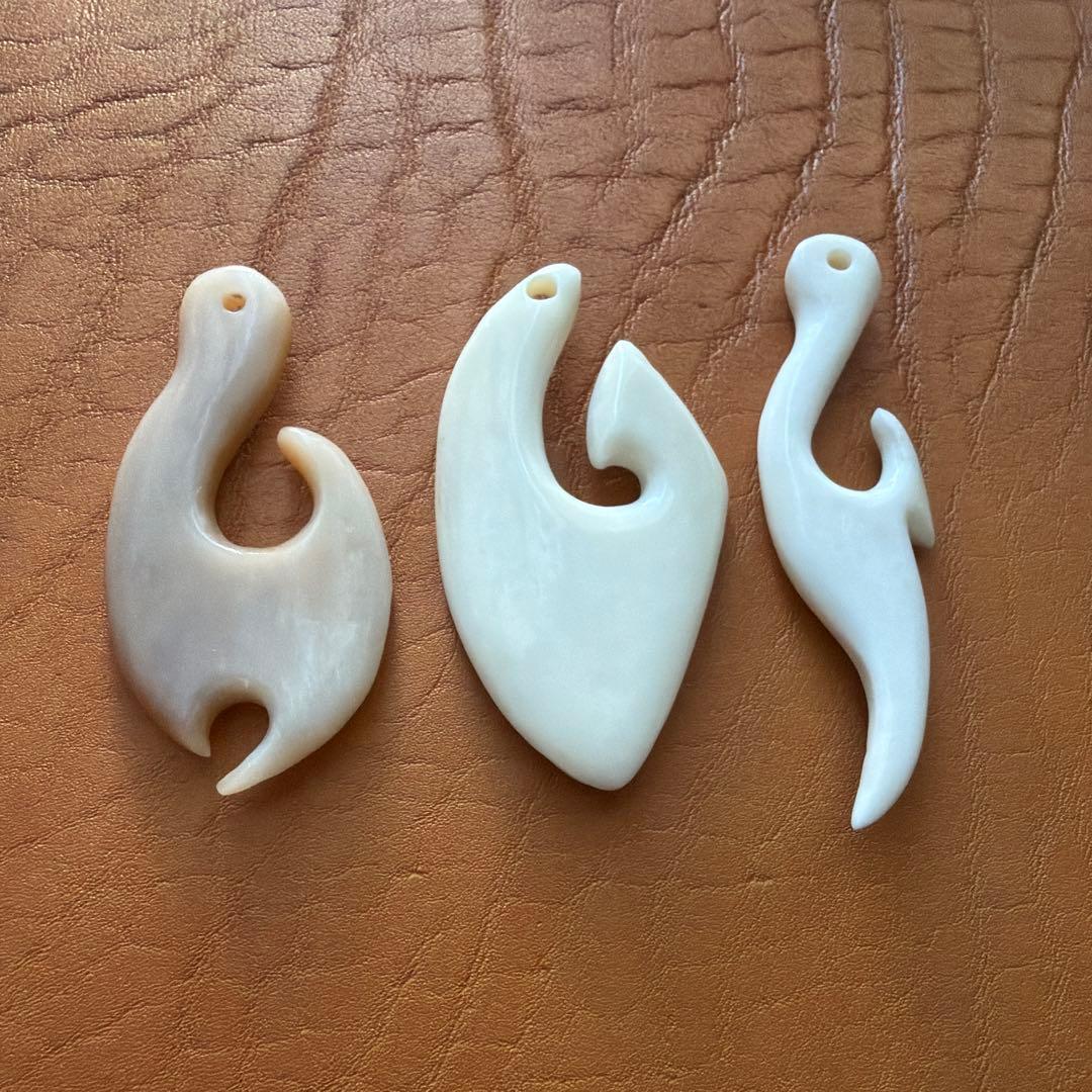 ボーンカービング　ハンドメイド　フィッシュフック　ペンダント　トップ　3個セット