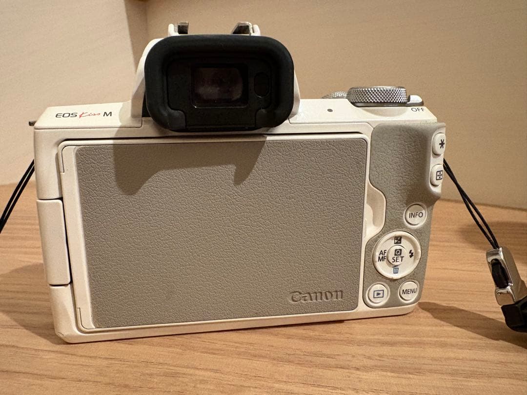 Canon EOS Kiss M ホワイト 充電器付き