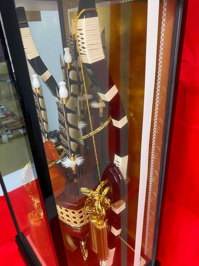 東京久月　家紋付破魔弓飾り１８号・間口約３２×奥行約３３×高さ約６５㎝