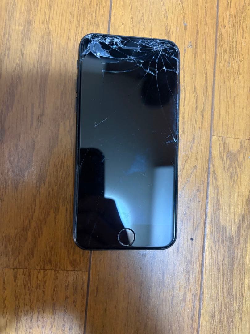 iPhone ブラック 画面ひび割れ