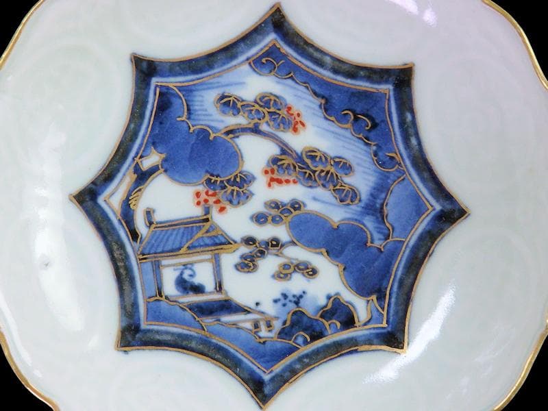 古伊万里　陽刻　染錦　宝尽くしに楼閣の図　５寸皿　 C714AS-CZj