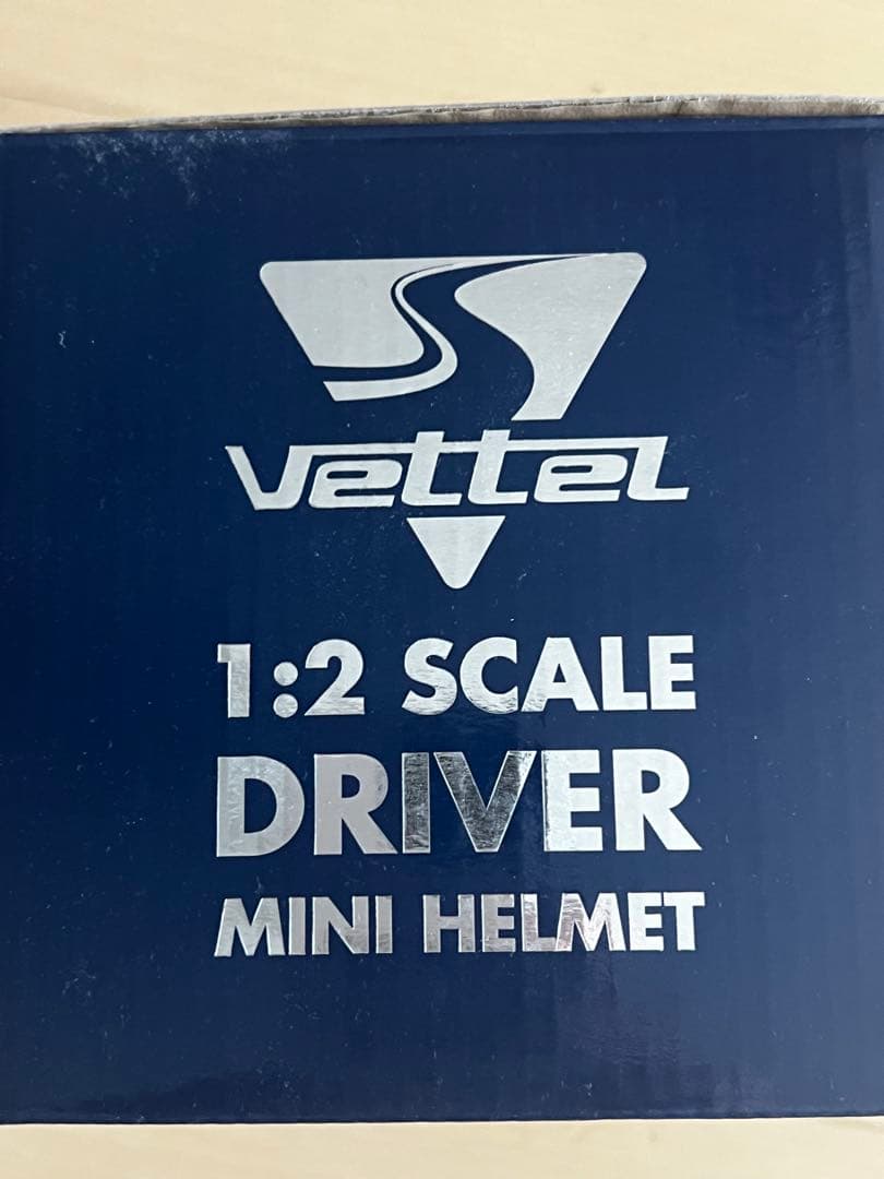 美品 ベッテル レッドブル 2010 ワールドチャンピオン 1/2 ヘルメット