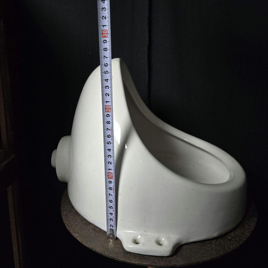 CHANELの箱がアクセントのマルセル・デュシャンの泉のオマージュオブジェ