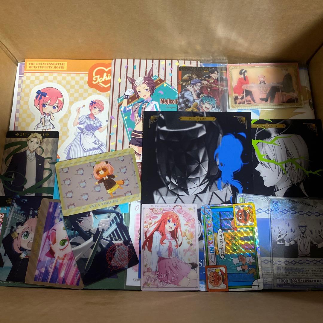アニメグッズ　まとめ売り　大量　缶バッジ　キーホルダー　アクスタ　紙類　カード