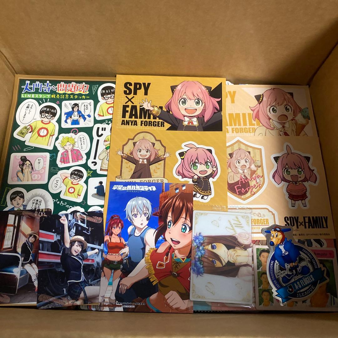 アニメグッズ　まとめ売り　大量　缶バッジ　キーホルダー　アクスタ　紙類　カード