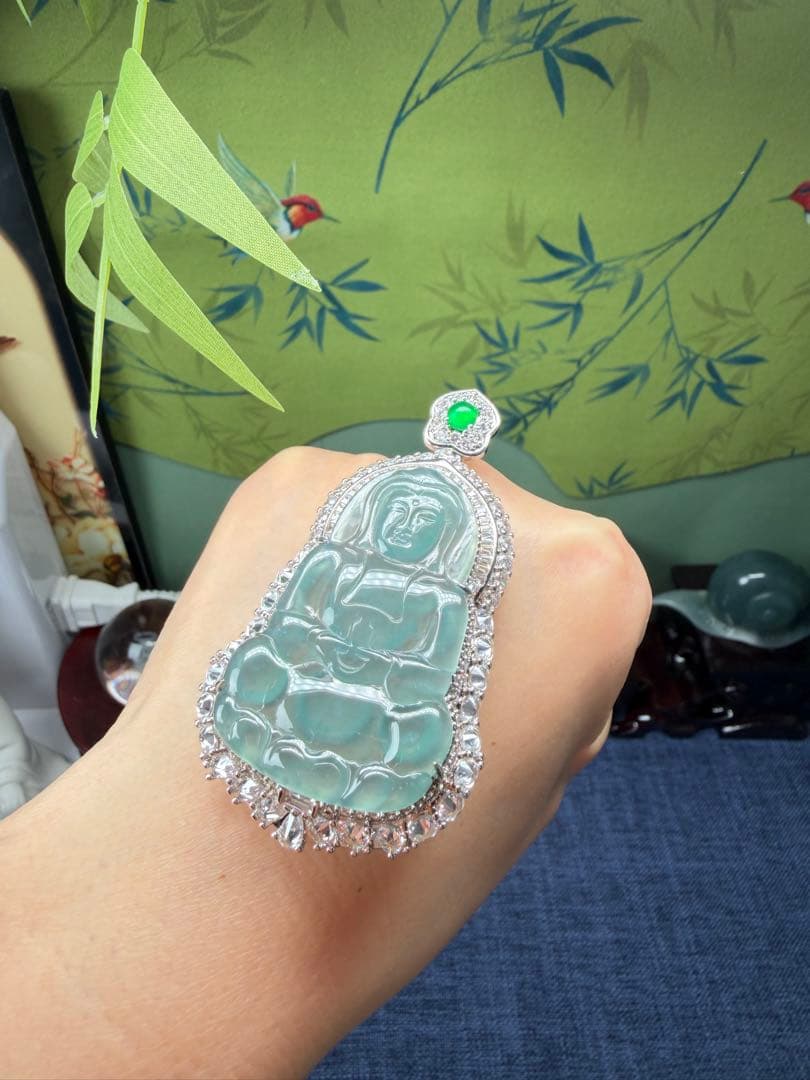 デカイ‼️圧巻の存在感❣️天然本翡翠　高品質・高氷種氷藍水観音様　鑑定書付き