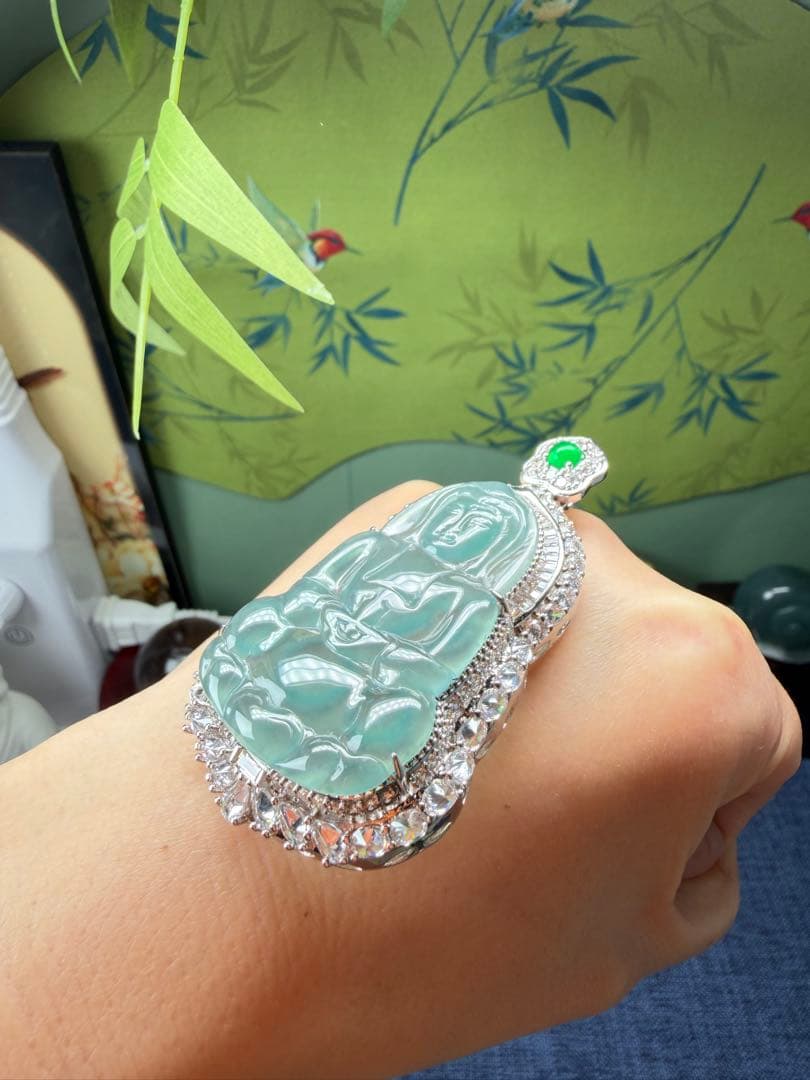 デカイ‼️圧巻の存在感❣️天然本翡翠　高品質・高氷種氷藍水観音様　鑑定書付き