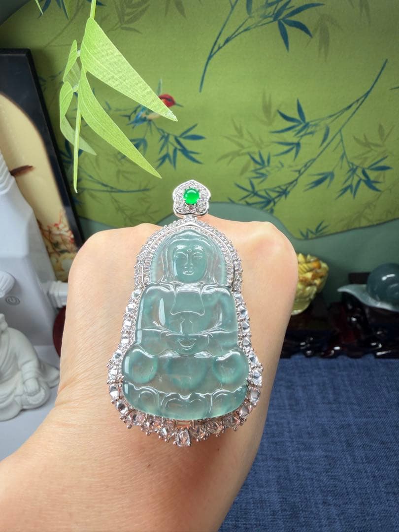 デカイ‼️圧巻の存在感❣️天然本翡翠　高品質・高氷種氷藍水観音様　鑑定書付き