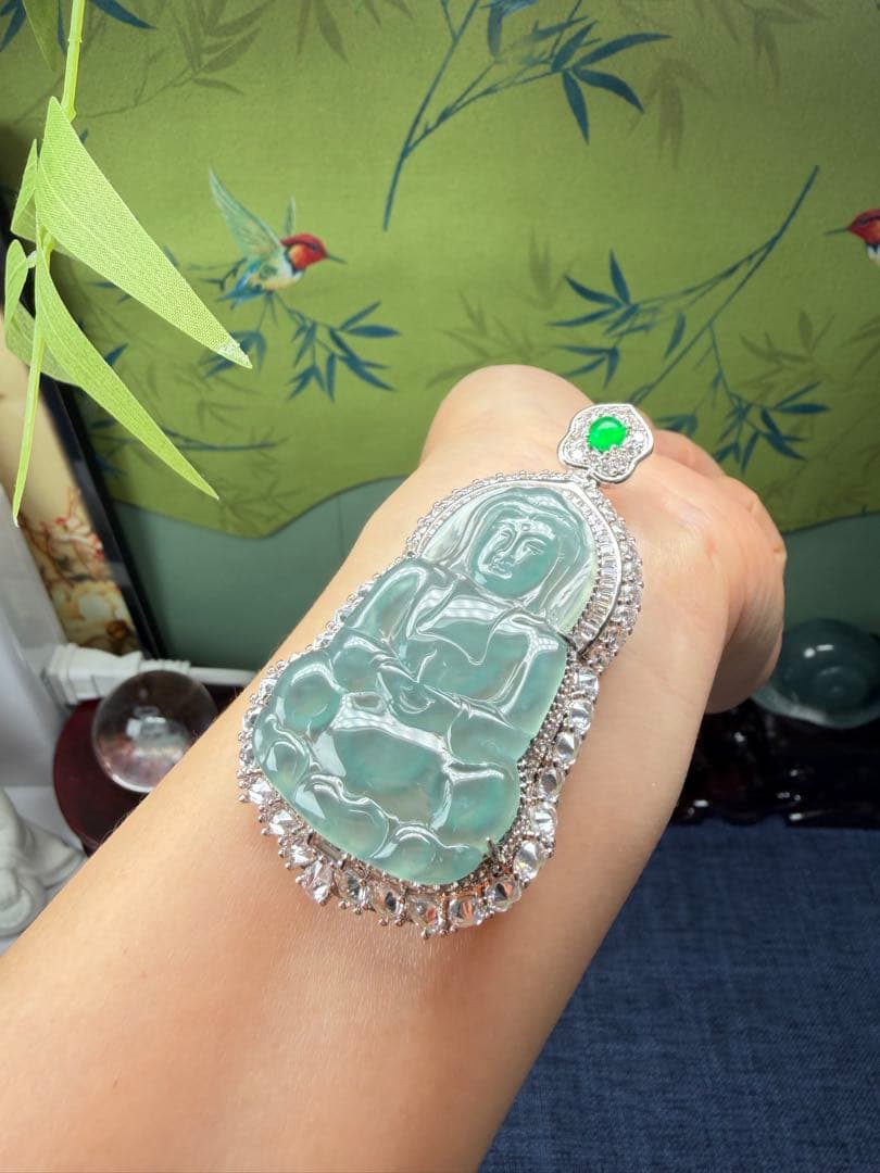 デカイ‼️圧巻の存在感❣️天然本翡翠　高品質・高氷種氷藍水観音様　鑑定書付き