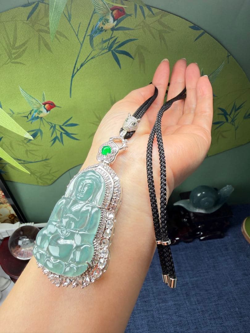 デカイ‼️圧巻の存在感❣️天然本翡翠　高品質・高氷種氷藍水観音様　鑑定書付き