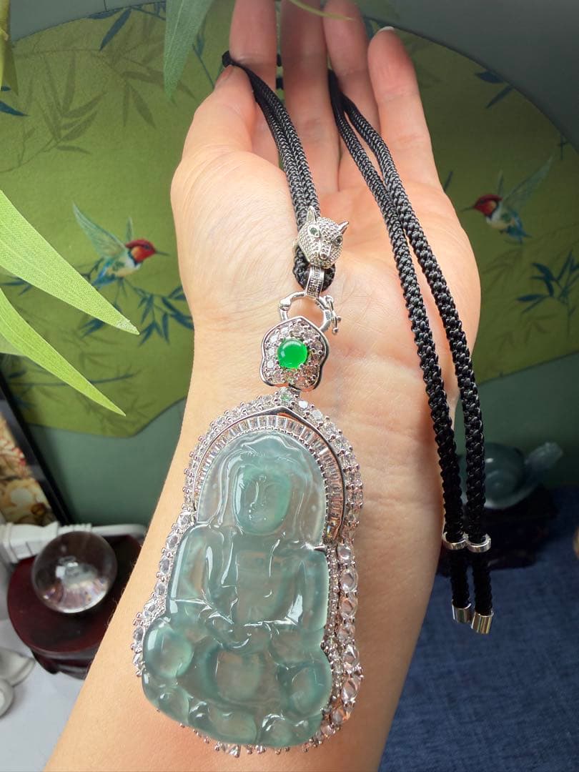 デカイ‼️圧巻の存在感❣️天然本翡翠　高品質・高氷種氷藍水観音様　鑑定書付き