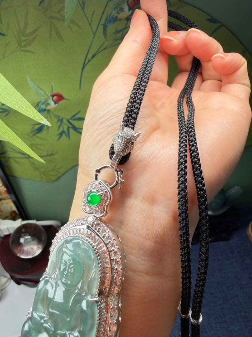 デカイ‼️圧巻の存在感❣️天然本翡翠　高品質・高氷種氷藍水観音様　鑑定書付き