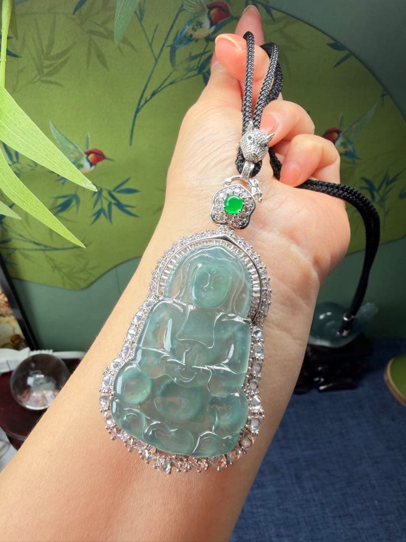 デカイ‼️圧巻の存在感❣️天然本翡翠　高品質・高氷種氷藍水観音様　鑑定書付き