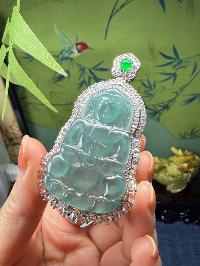 デカイ‼️圧巻の存在感❣️天然本翡翠　高品質・高氷種氷藍水観音様　鑑定書付き