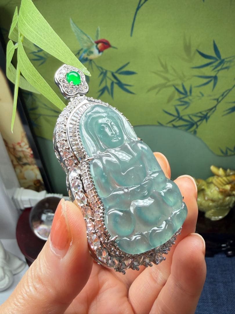 デカイ‼️圧巻の存在感❣️天然本翡翠　高品質・高氷種氷藍水観音様　鑑定書付き
