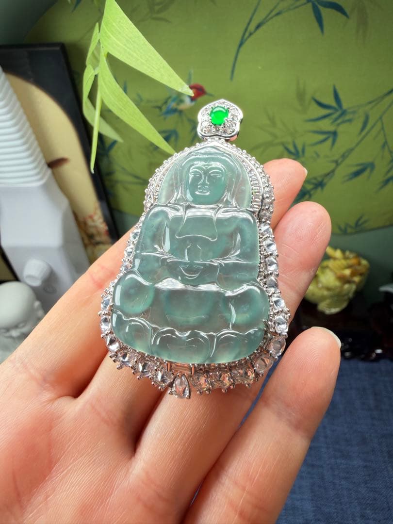 デカイ‼️圧巻の存在感❣️天然本翡翠　高品質・高氷種氷藍水観音様　鑑定書付き