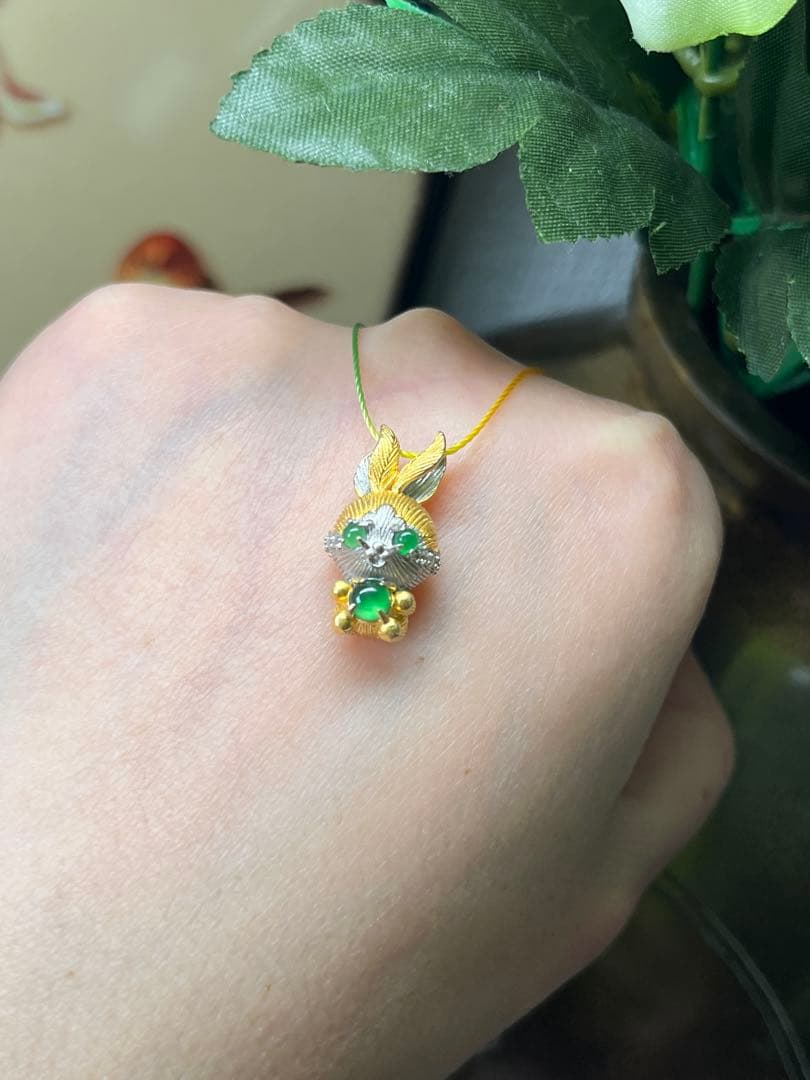 新入荷❣️天然本翡翠　高氷種氷陽緑翡翠使用、シルバー925 兎ちゃん　鑑定書付き