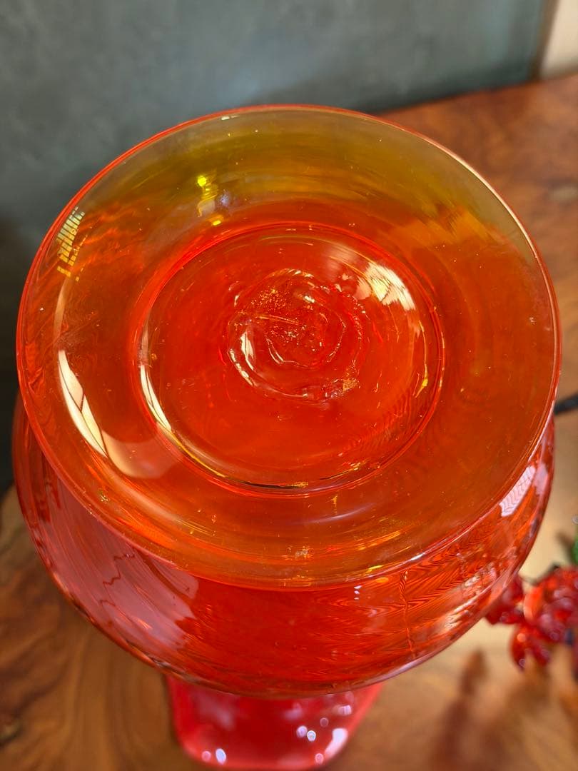 琉球ガラス工芸品　赤ガラスフラワーベース 花の装飾付き